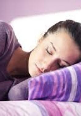 لماذا يحتاج النساء للنوم أكثر من الرجال!