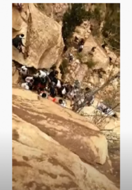 بالفيديو: إنقاذ شخص سقط من جبل القهر بالليث