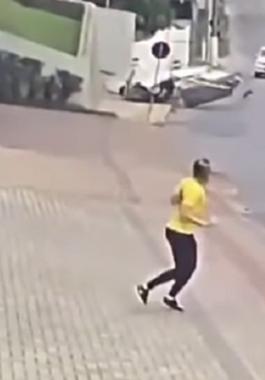 بالفيديو: شاهد ردة فعل هذه المرأة بعد سقوط طائرة خلفها في شارع مليء بالسيارات