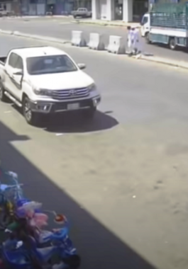 بالفيديو: سرقة سيارة في وضح النهار و