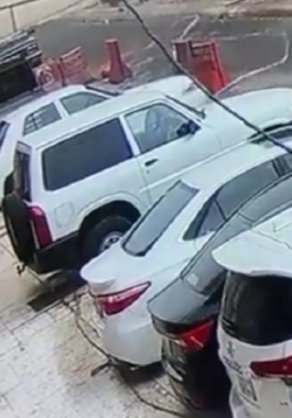 بالفيديو: شاهد لحظة سقوط جدار على سيارات بـ