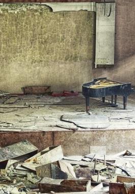 بالفيديو: سيدة تعزف البيانو وسط مشاهد الدمار في بيروت