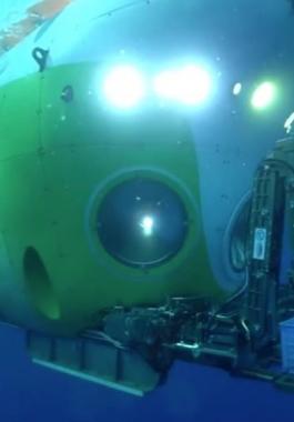 غواصة  تستكشف خندق مائي