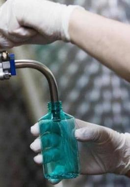 نفدت مشروباتهم الكحولية فشربوا معقم اليدين..والنتيجة كارثية