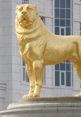 شاهدوا: دولة آسيوية تكرّم كلبا بتمثال ذهبي