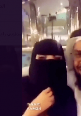 مطوع يقبل زوجته في السوق