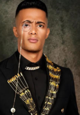 محمد رمضان يقع على المسرح