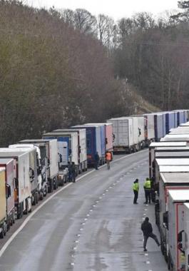 شاهدوا: 4500 شاحنة مشهد استثنائي على الحدود الفرنسية