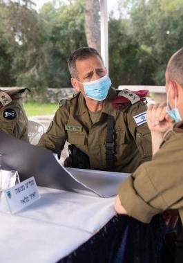 بالصور: كوخافي يجري زيارة لمنظقة الضفة لفحص جاهزية القوات