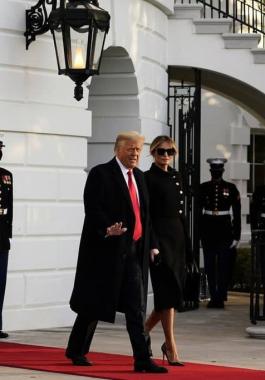 ترامب يغادر البيت الأبيض برفقة زوجته قبيل حفل تنصيب بايدن