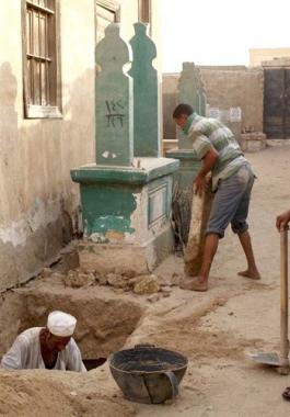 شاهدوا | واقعة غريبة.. مصري ذهب لزيارة قبر والده فاكتشف اختفاء الجثة