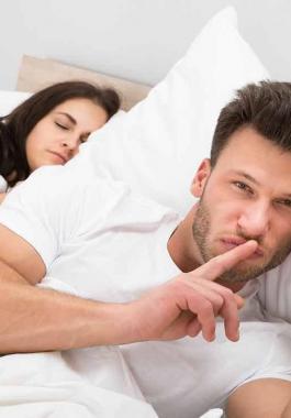 هل مشاهدة الأفلام الإباحية نوع من الخيانة؟