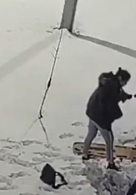 فيديو: طفل ينجو بعد سقوطه من الدور 12 على الثلوج فى روسيا