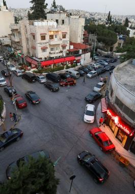 شاهدوا |  فتاة أردنية تحطم زجاج نحو 15 مركبة وتصرخ بشكل هستيري