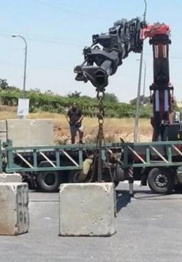 الاحتلال يغلق حي الشيخ جراح بالمكعبات الاسمنتية.jpg