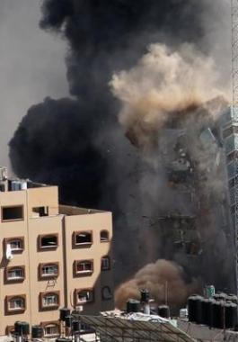قناة عبرية تُعقب على قصف برج الجلاء في غزّة وتأثيره على 