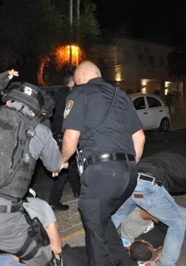 اعتقال 15 فلسطينيًا من اللد بدعوى إلقاء الحجارة على الشرطة الإسرائيلية