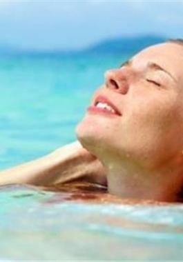 نصائح للعناية بالشعر بعد نزول حمام السباحة