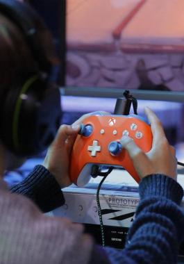 طفل يجبر والده على بيع سيارته لتسديد ثمن فاتورة لعبة على الهاتف