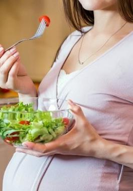 فوائد الخس للحامل ودوره في تقوية عظام الجنين