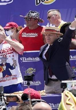 بالفيديو | أمريكي يلتهم 76 وجبة سريعة في غضون 10 دقائق