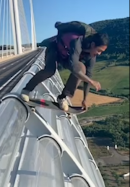 فرنسى يقفز من أعلى جسر فى العالم باستخدام لوح تزلج