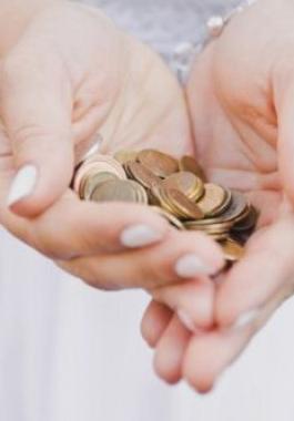 عروس تفرض رسوما على الضيوف لحضور حفل زفافها.