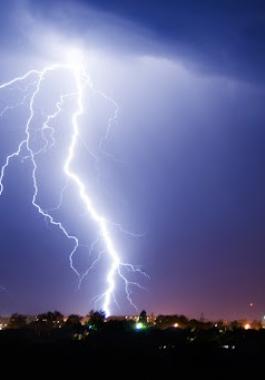 بالفيديو: صاعقة برق تحبس الأنفاس.. 12 ضربة في ثوان معدودة