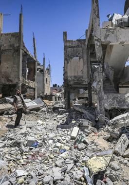 فلسطينيو سوريا يُساعدون أهالي مخيم اليرموك بإزالة أنقاض المنازل