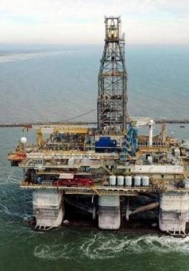 برنت يهبط بعد أن تجاوز 80 دولارا