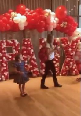 شركة تكافئ موظفيها