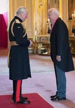 بالفيديو: طبيب عراقي يحصل على أعلى تكريم بريطاني من الأمير تشارلز