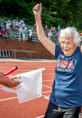 مسنة تبدأ ممارسة رياضة الجرى فى عمر الـ101 وتسجل رقمًا قياسيًا جديدًا.