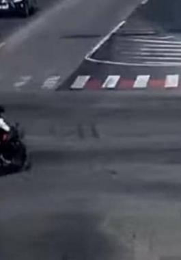 بالفيديو: نجاة سائق دراجة من حادث رهيب بأعجوبة