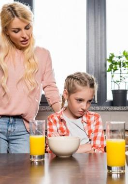 أخطاء ترتكبها الأم، تضعف شخصية طفلها