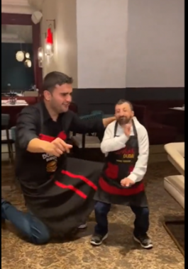 فيديو: التركي الشهير كوكسال بابا يرقص مع الشيف بوراك ويعانقه