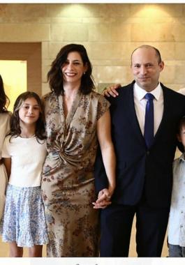 بينيت يتعرض لموجة انتقادات وتهكم واسعة بسبب زوجته وأبناؤه الأربعة!