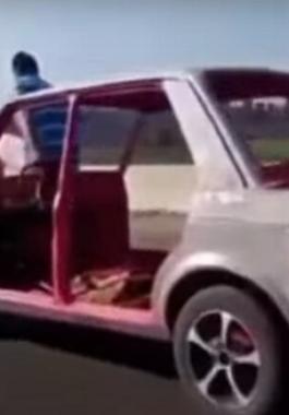 بالفيديو: مصر.. تامر أمين يعرض فيديو لسيارة تسير 