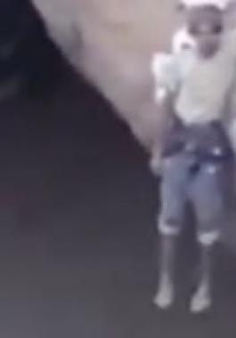 شاب يمني يتدلى في فوهة بركان