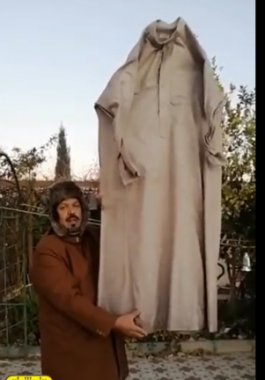 بالفيديو: مزارع سعودي يوثق فيديو لتجمد ثوبه من شدة البرودة