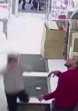 بالفيديو: مواطن يسقط في حفرة بإسطنبول أثناء انشغاله بهاتفه