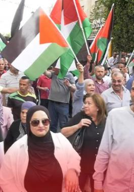 مسيرة أعلام فلسطينية وسط رام الله إسناداً لأهلنا في القدس