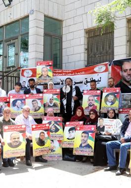 البيرة: اعتصام أمام مقر الصليب الأحمر دعمًا للأسرى