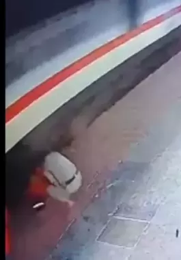 شاهد: بمحطة قطار.. فيديو لشرطي جريء ينقذ سيدة من موت محتم