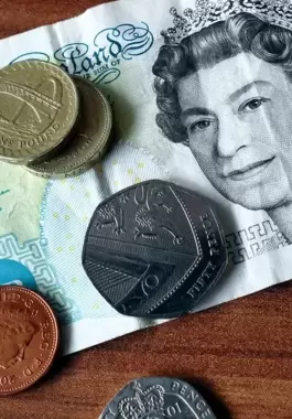 بنك إنجلترا يحذر.. العملة الورقية بيدك ستصبح 