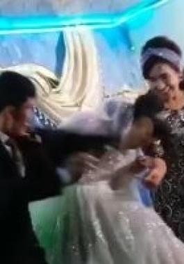 عريس يصرب زوجته