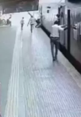 بالفيديو.. شجاعة شرطية تنقذ امرأة مسنة وابنها بمحطة قطار