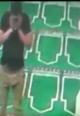 كاميرا في مسجد بمصر ترصد لصا يسرق هاتفا أثناء سجود صاحبه
