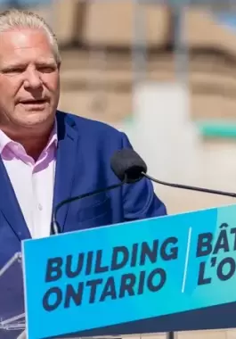 بالفيديو : سياسي كندي في موقف محرج.. والسبب نحلة