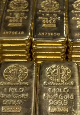 الذهب يتخلى عن مكاسبه بعد صعود الدولار الأميركي